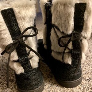 *SOLD*Pair of women’s sz6, Toms boots